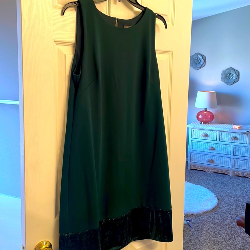 🎄🎅🏽Vince Camuto Sleeveless occasion dress - holiday time!